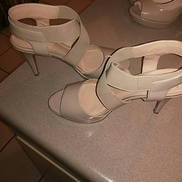 Liz claiborne size 10, 2×15$ in shoe - Picture 2 of 5